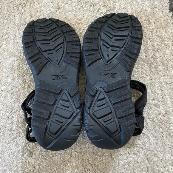 New with box Teva Hurricane 4 black sandals men’s size variation